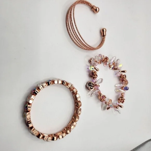 Bomb Party 2023 Holiday Stacks Love Is The Greatest Gift Bracelet RBP6864 NIB - Picture 4 of 8